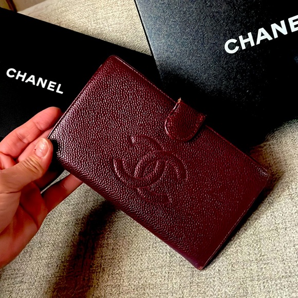 Chanel Raspberry Caviar long bifold wallet with front snap - Picture 2 of 15